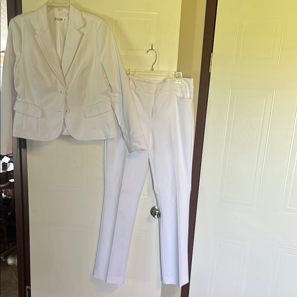 Chic White Women's Pantsuit